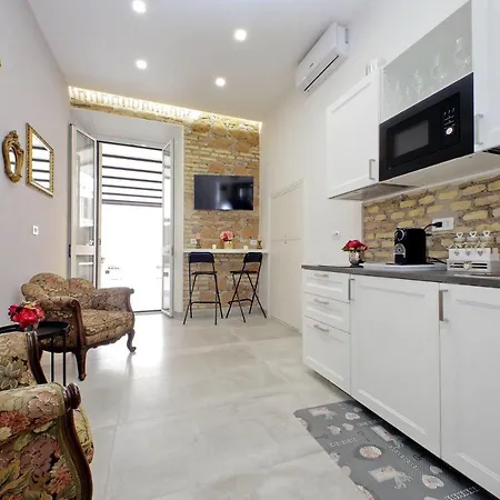 Roman Holiday Suites Konukevi
