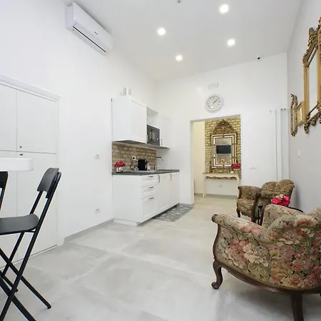 Roman Holiday Suites 4*