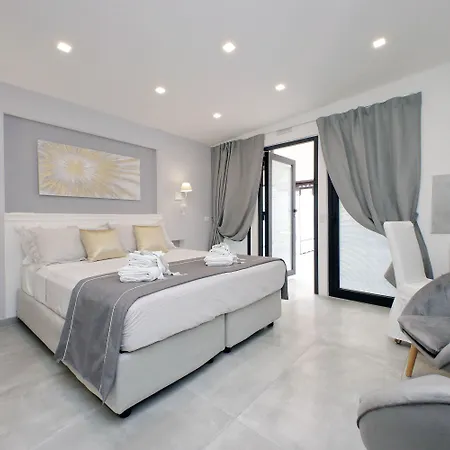 Roman Holiday Suites Pensionat 4*